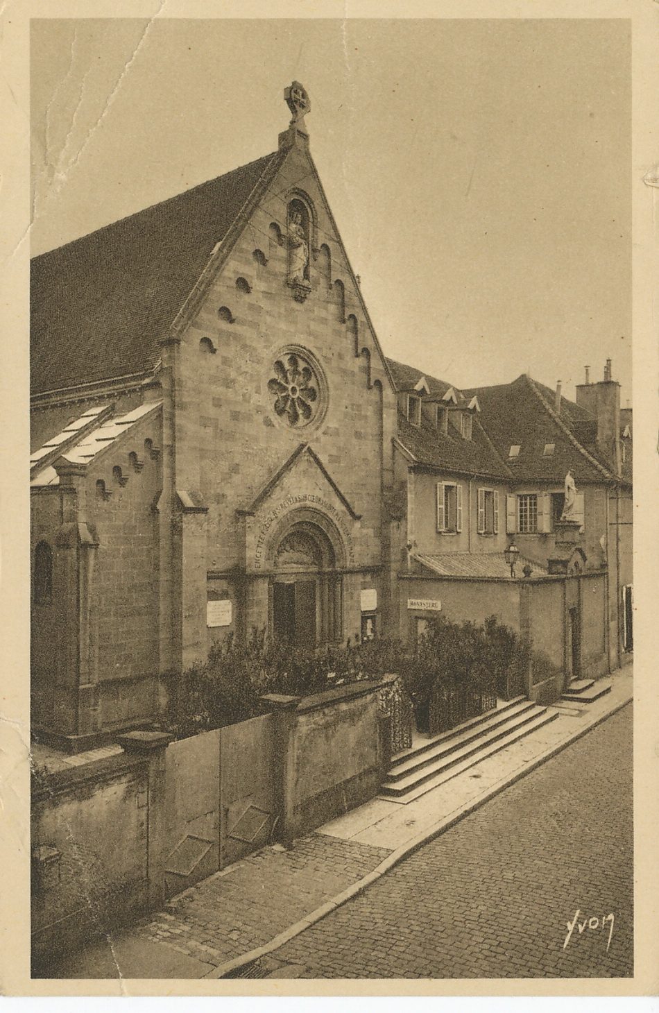 Paray-le-Monial. Chapelle et façade extérieure du monastère de la Visitation de Paray où sainte Marguerite-Marie Alacoque fut reçue le 20 juin 1671.