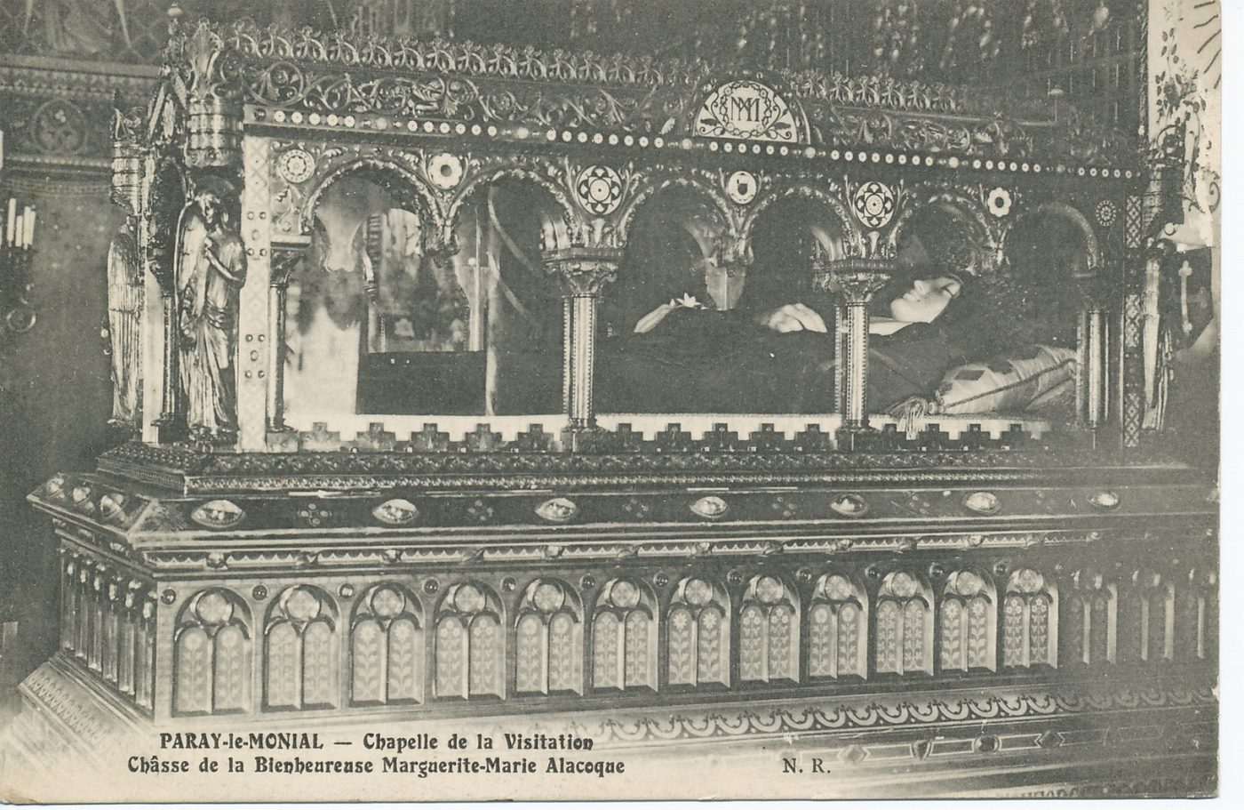 Paray-le-Monial. Chapelle de la Visitation, châsse de la Bienheureuse Marguerite-Marie Alacoque.