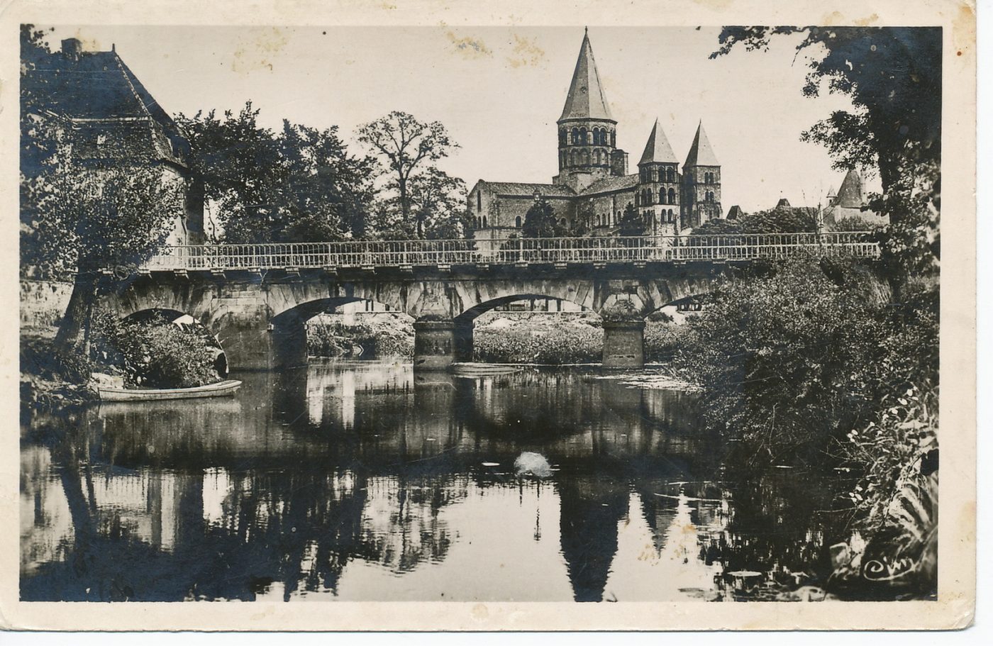 Paray-le-Monial. La basilique. Le cloître. Le pont et la Bourbince.