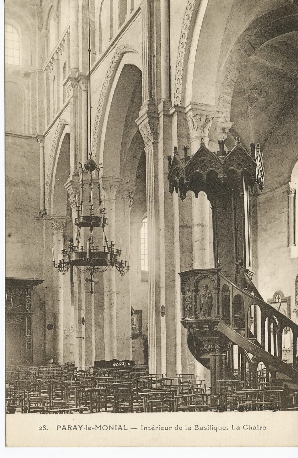 Paray-le-Monial. Intérieur de la basilique. La chaire.