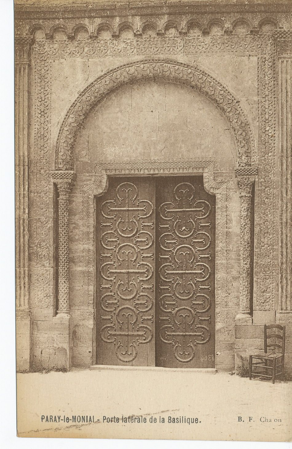 Paray-le-Monial. Porte latérale de la basilique.
