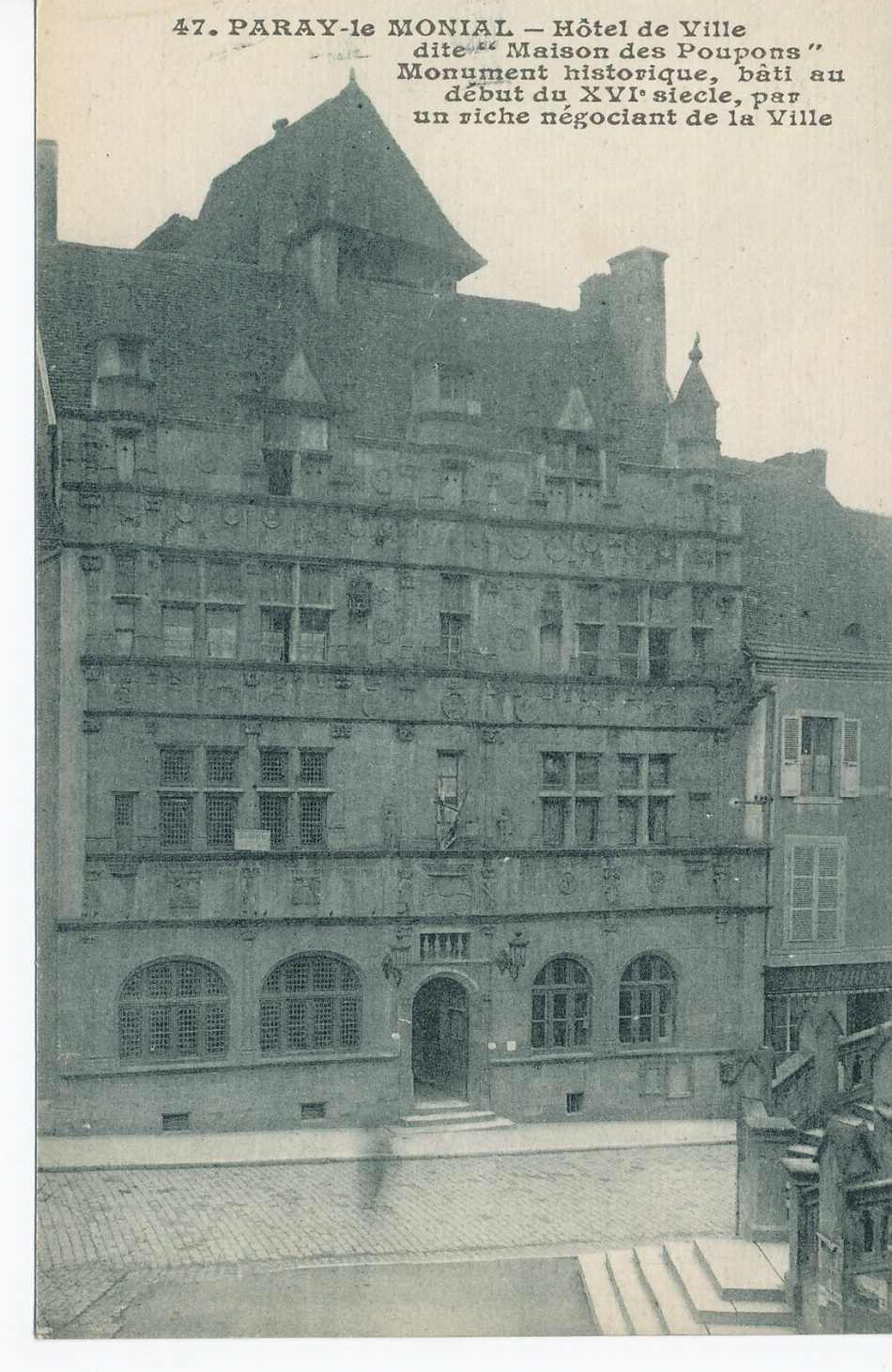 Paray-le-Monial. Hôtel de ville dite "maison des Poupons". Monument historique, bâti au début du XVIe s., par un riche négociant de la ville.