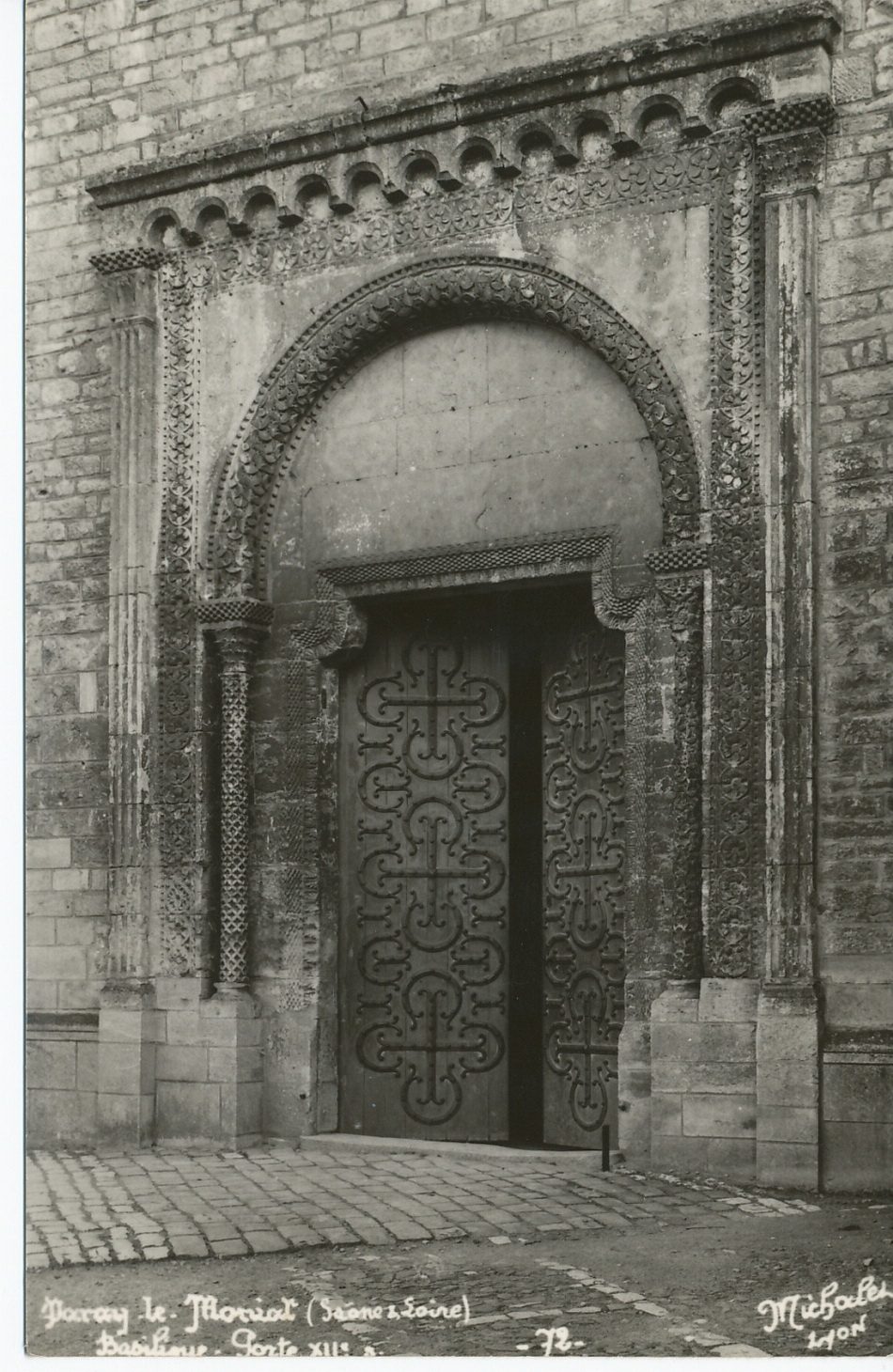 Paray-le-Monial. Basilique. Porte XIIe s.