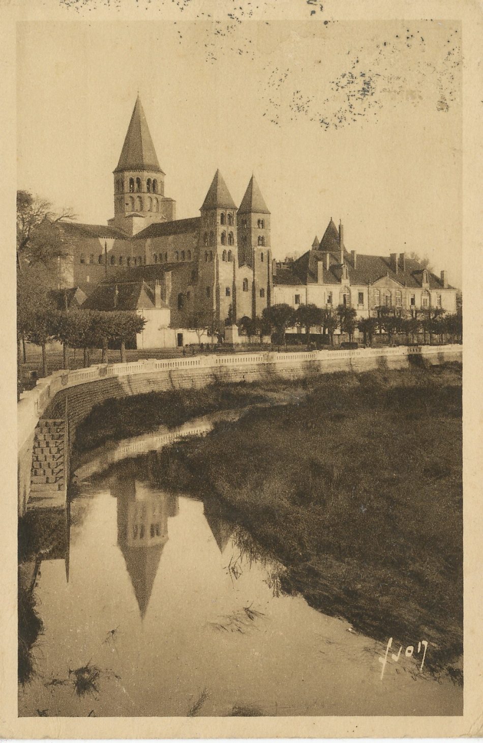 Paray-le-Monial. La basilique du Sacré-Coeur consacrée en l'an 1004.