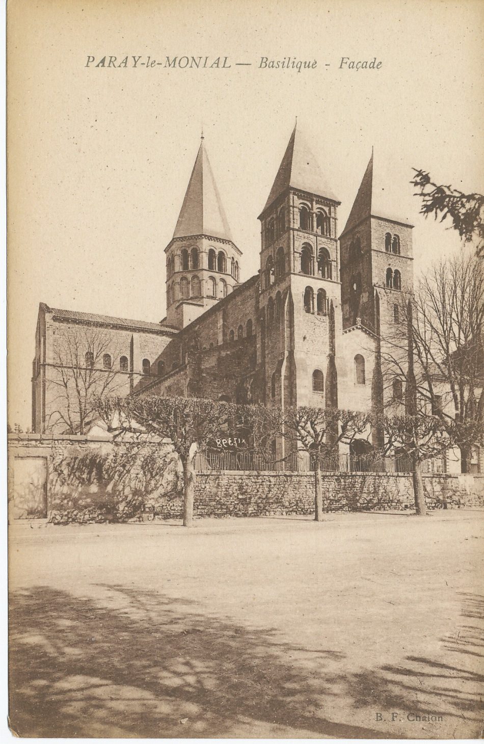 Paray-le-Monial. Basilique. Façade.