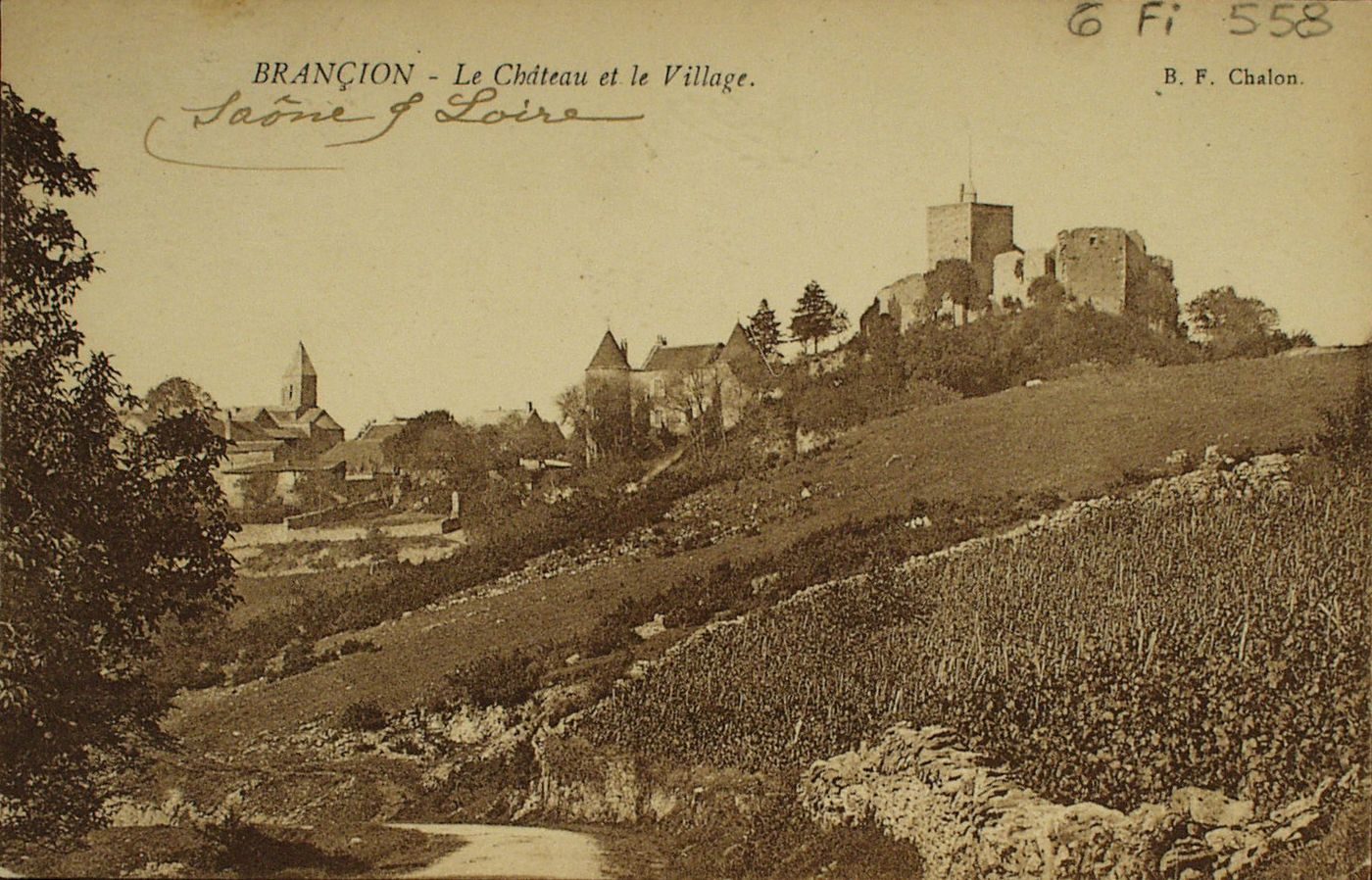 Brancion. Le château et le village.