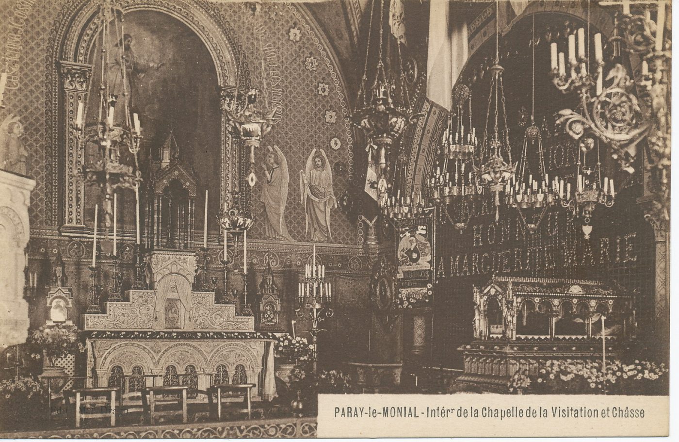 Paray-le-Monial. Intérieur de la chapelle de la Visitation et châsse.