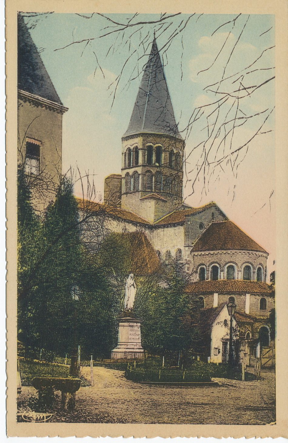 Paray-le-Monial. La basilique et son abside, oeuvre des bénédictins de l'ordre de Cluny (Xe s. et XIe s). Le château abbatial aujourd'hui résidence des chapelains.