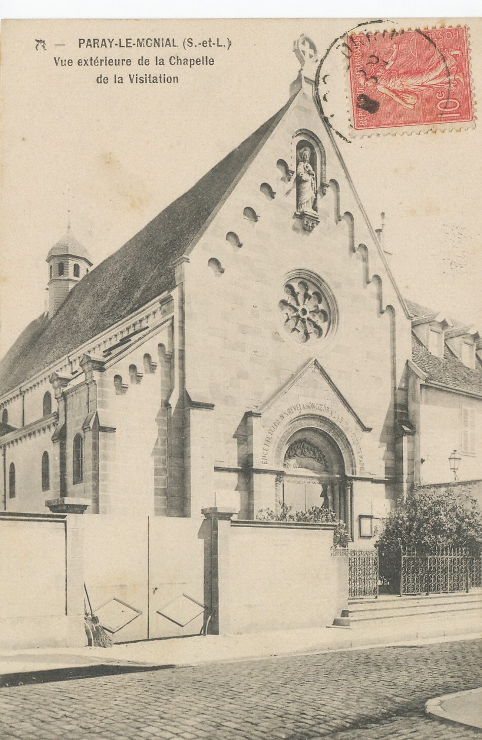 Paray-le-Monial. Vue extérieure de la chapelle de la Visitation.