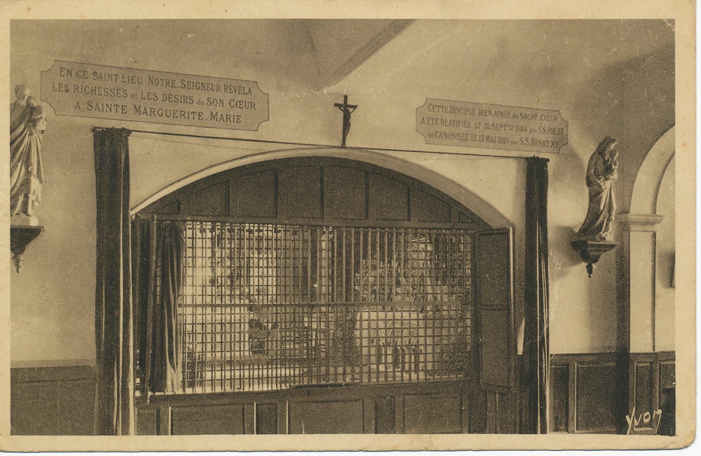 Paray-le-Monial. Monastère de la Visitation. Choeur des religieuses où sainte Marguerite-Marie Alacoque était en prière au moment des grandes révélations de 1673 à 1675.