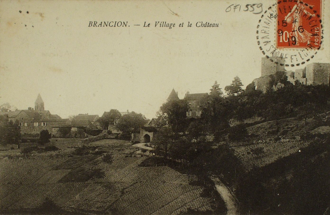 Brancion. Le village et le château.