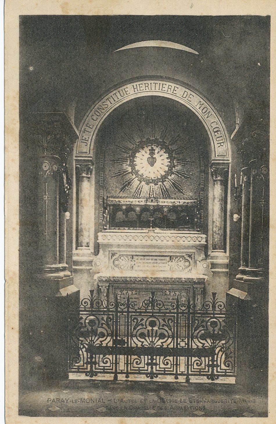 Paray-le-Monial. L'autel et la châsse de sainte Marguerite-Marie. Banc de la chapelle des Apparitions.
