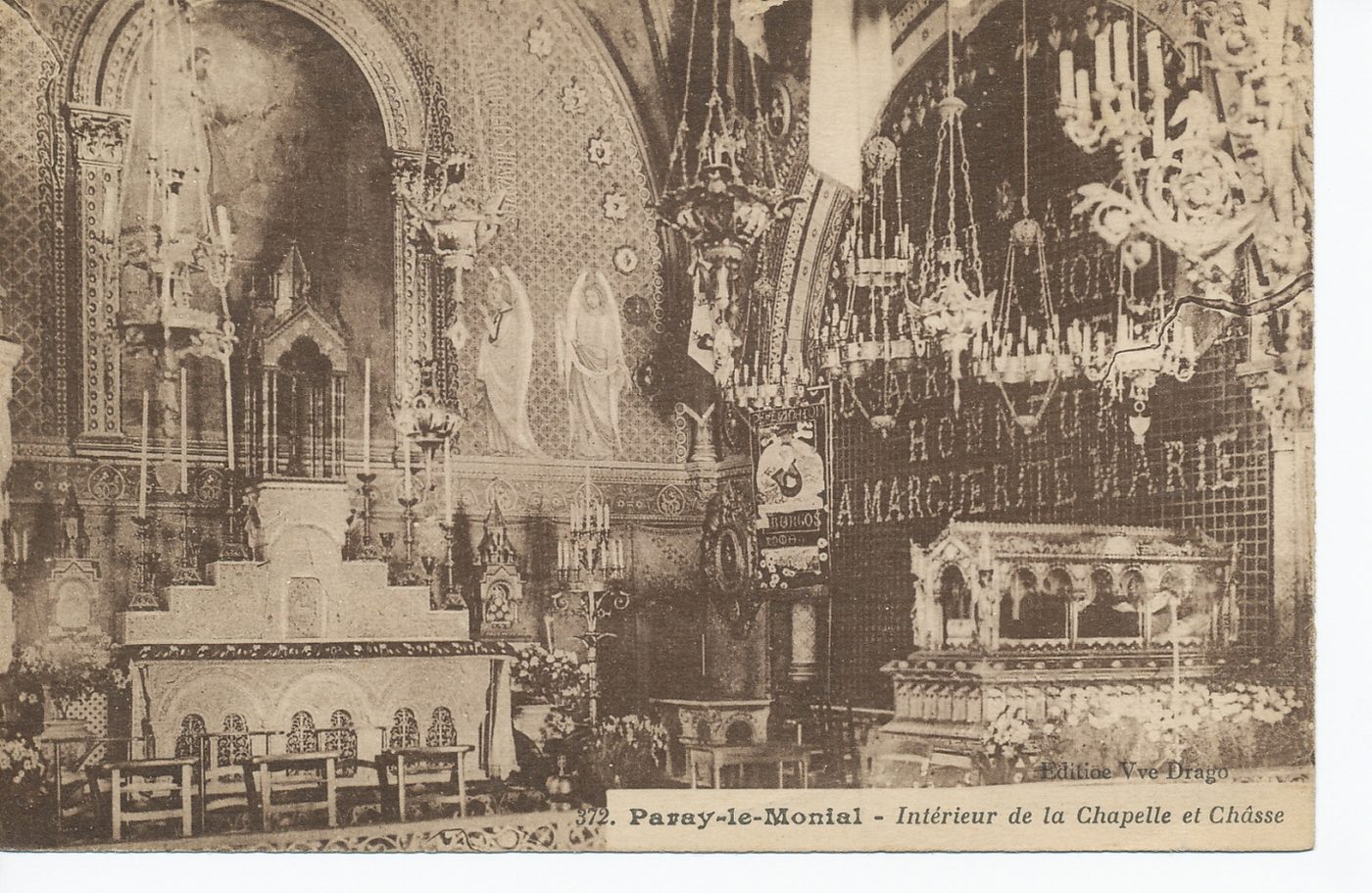 Paray-le-Monial. Intérieur de la chapelle et châsse.