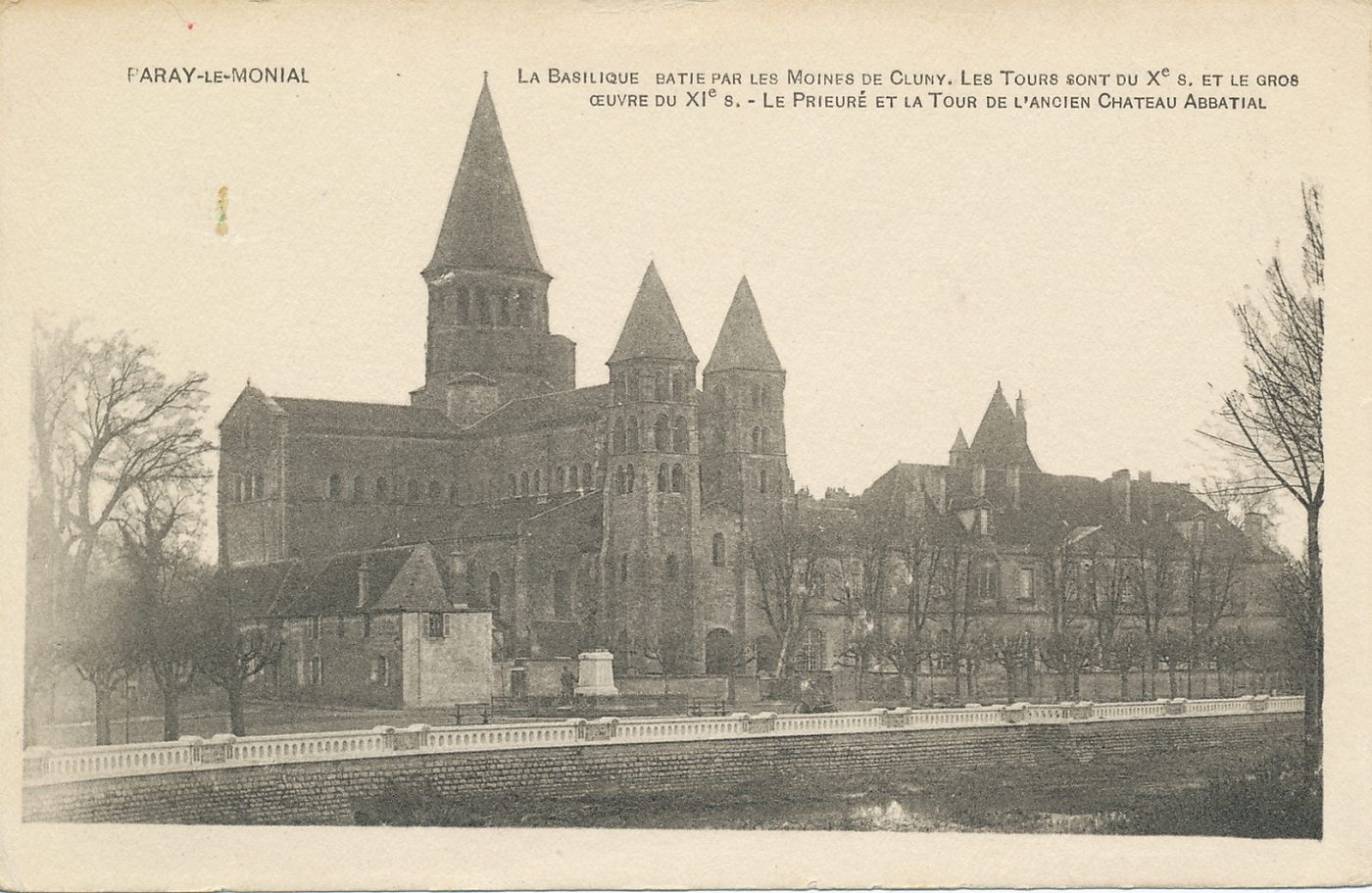 Paray-le-Monial.- La basilique bâtie par les moines de Cluny. Les tours sont du Xe s. et le gros oeuvre du XIe s. Le prieuré et la tour de l'ancien château abbatial.
