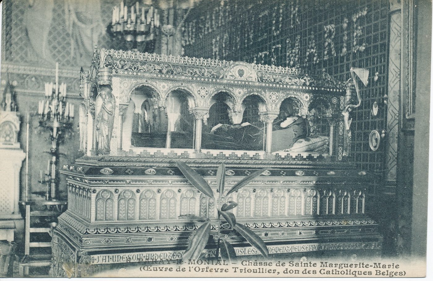 Paray-le-Monial. Châsse de sainte Marguerite-Marie (oeuvre de l'orfèvre Trioullier, don des catholiques belges).