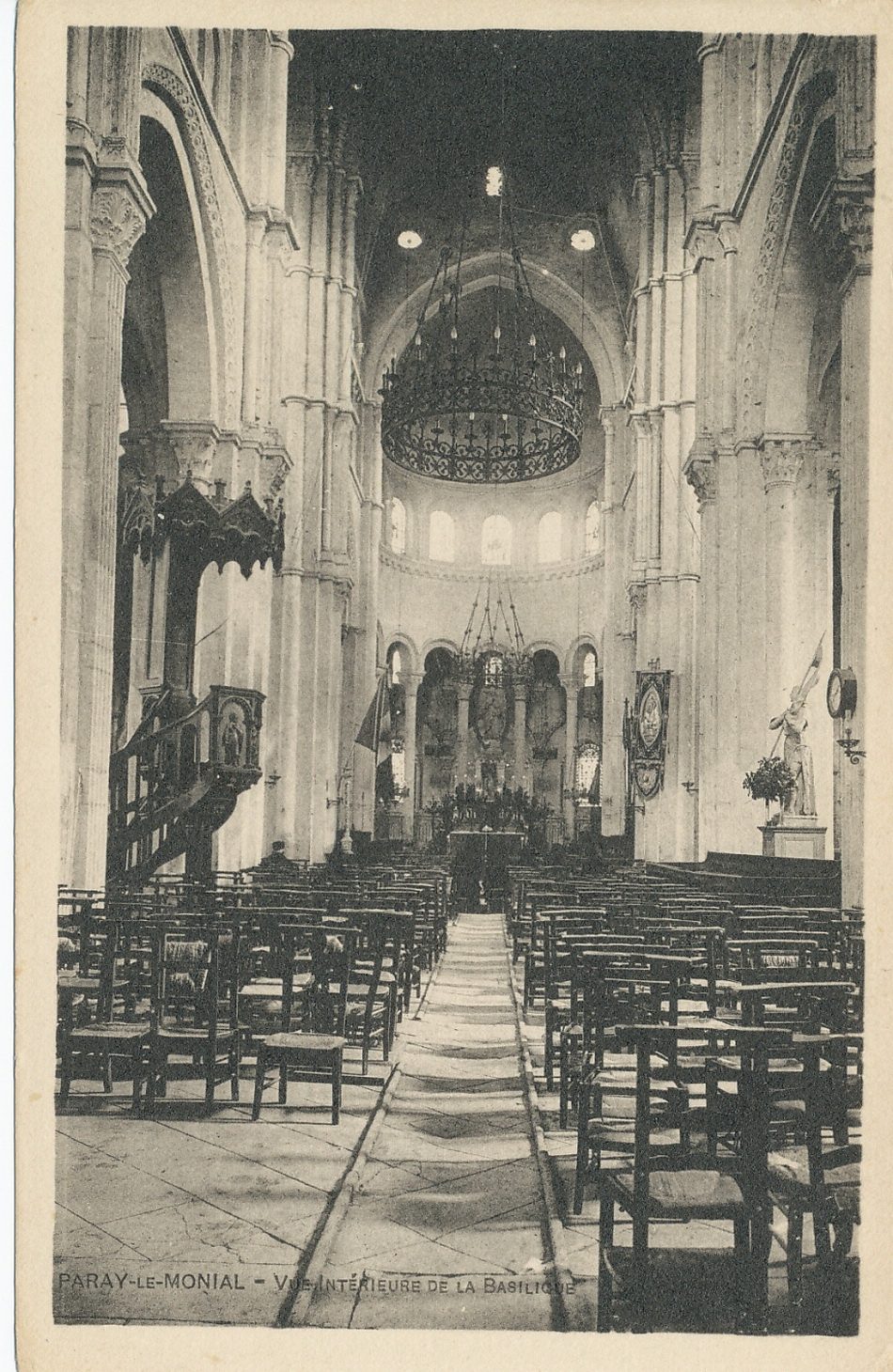Paray-le-Monial. Vue intérieure de la basilique.