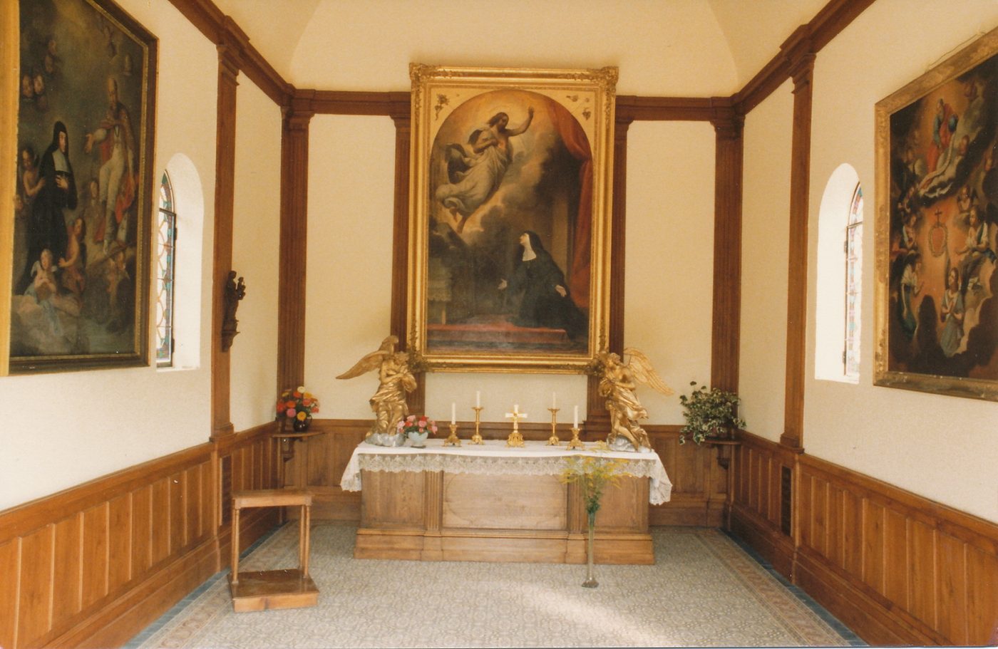 Intérieur de la 1ère chapelle érigée en l'honneur du S.C. 1688. 7 septembre 1988. Monastère de la visitation. Paray-le-Monial.
