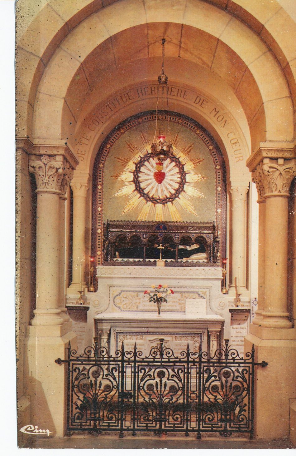 Paray-le-Monial. Chapelle de la Visitation. Autel et la châsse de sainte Marguerite-Marie.