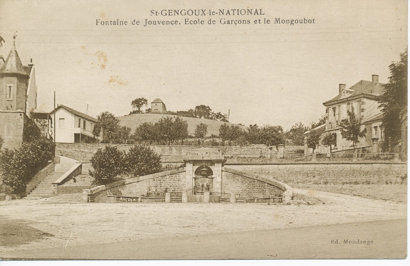 Saint-Gengoux-le-National. Fontaine de Jouvence. Ecole de garçons et le Mongoubot.