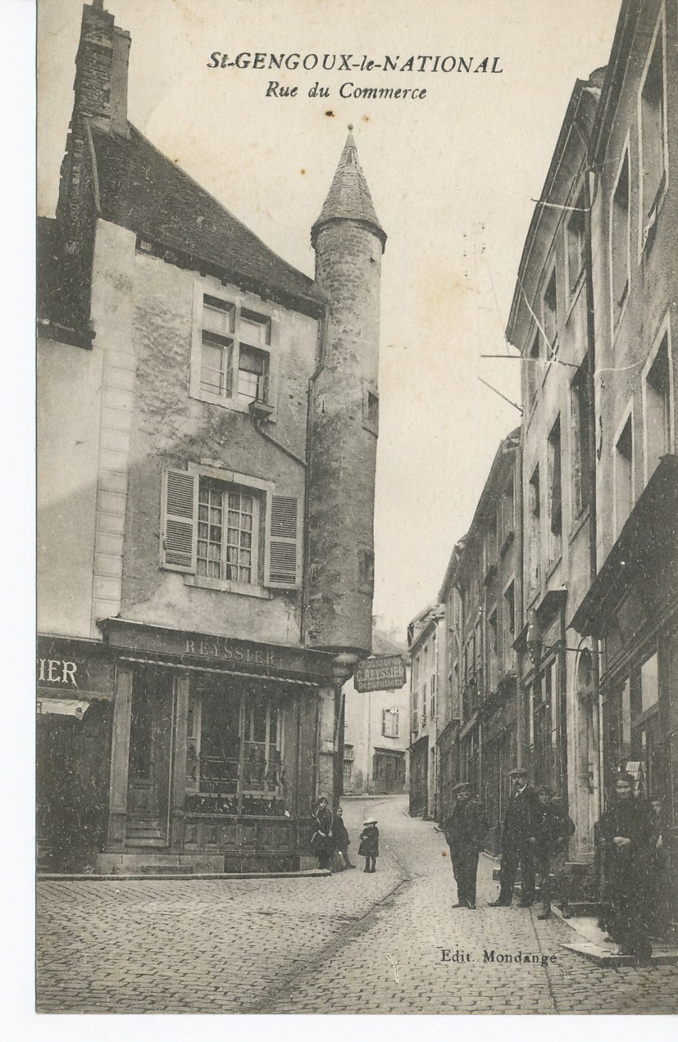Saint-Gengoux-le-National. Rue du Commerce.