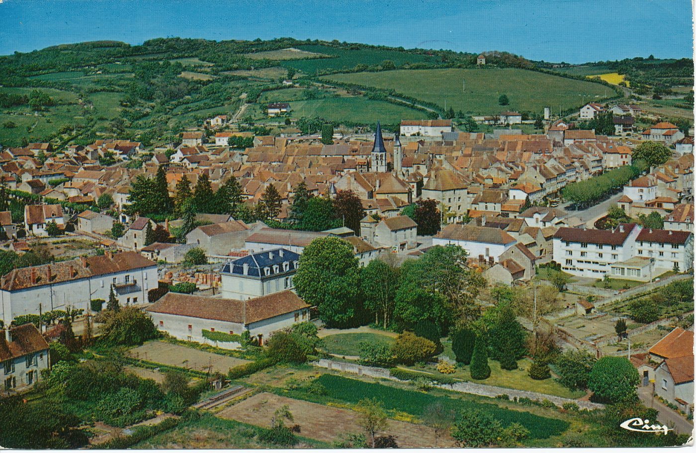 Saint-Gengoux-le-National. Vue générale aérienne.