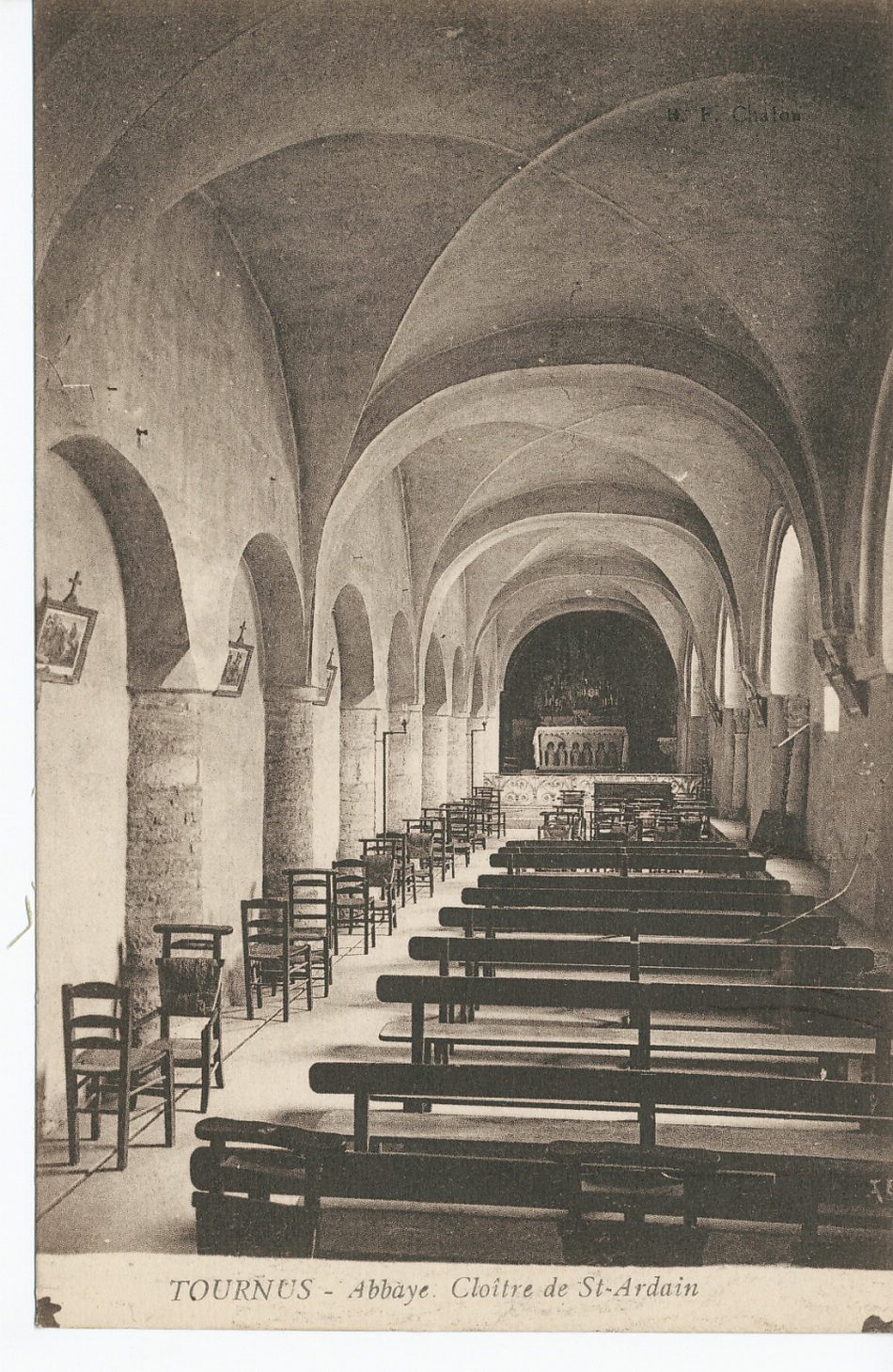 Tournus. Abbaye. Cloître de Saint-Ardain.