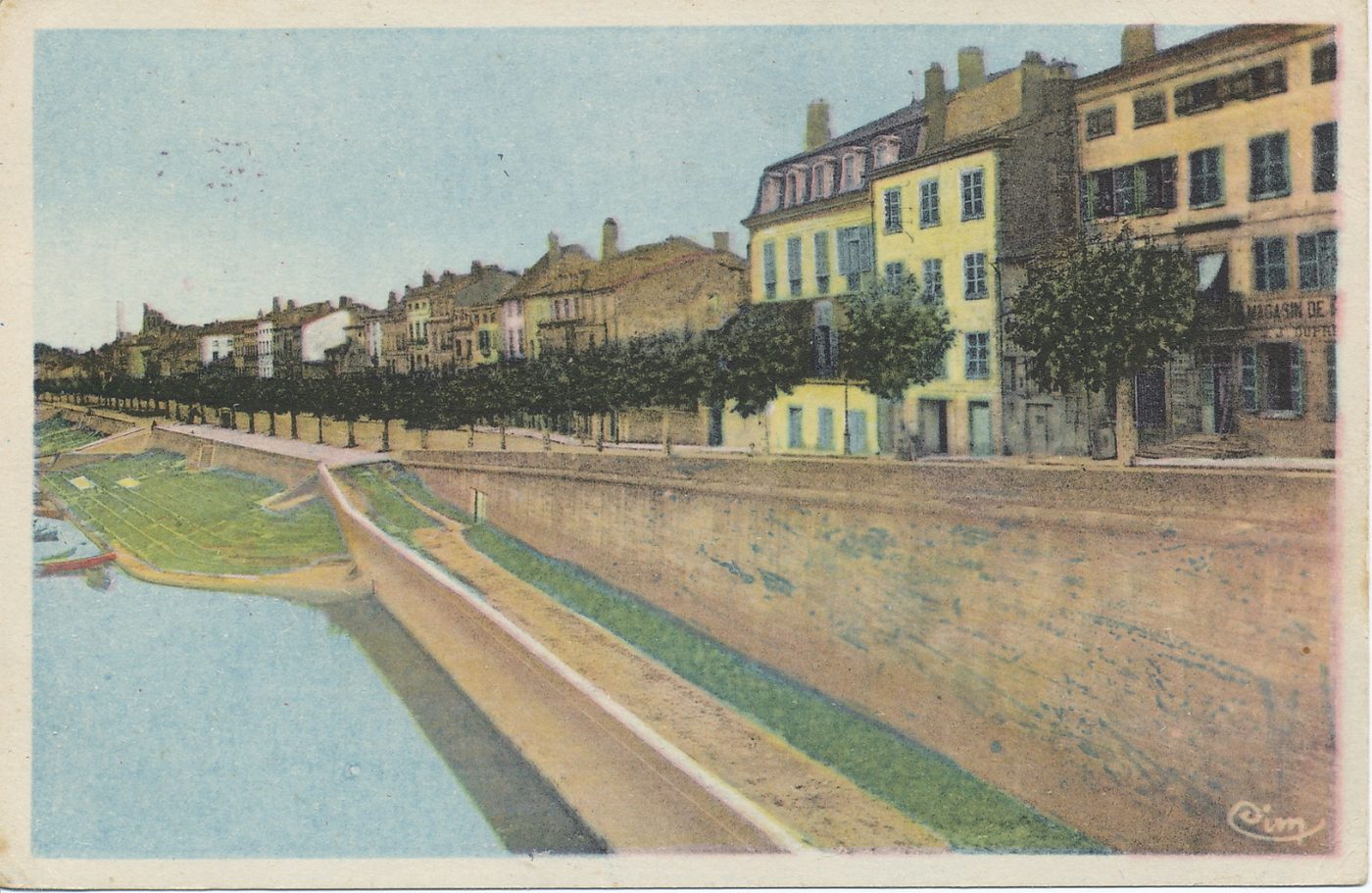 Tournus. Quai du centre.