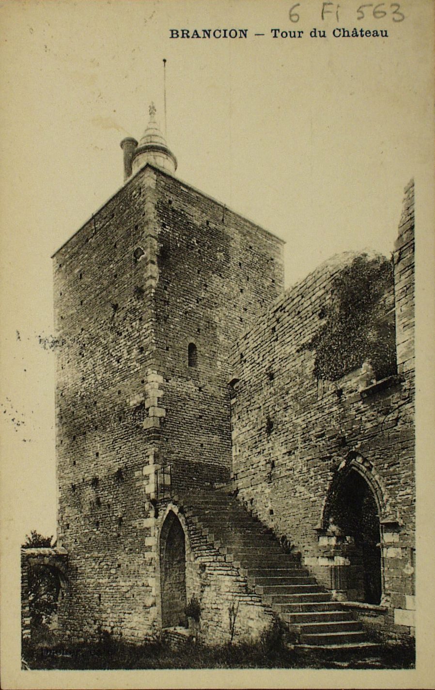 Brancion. Tour du château.