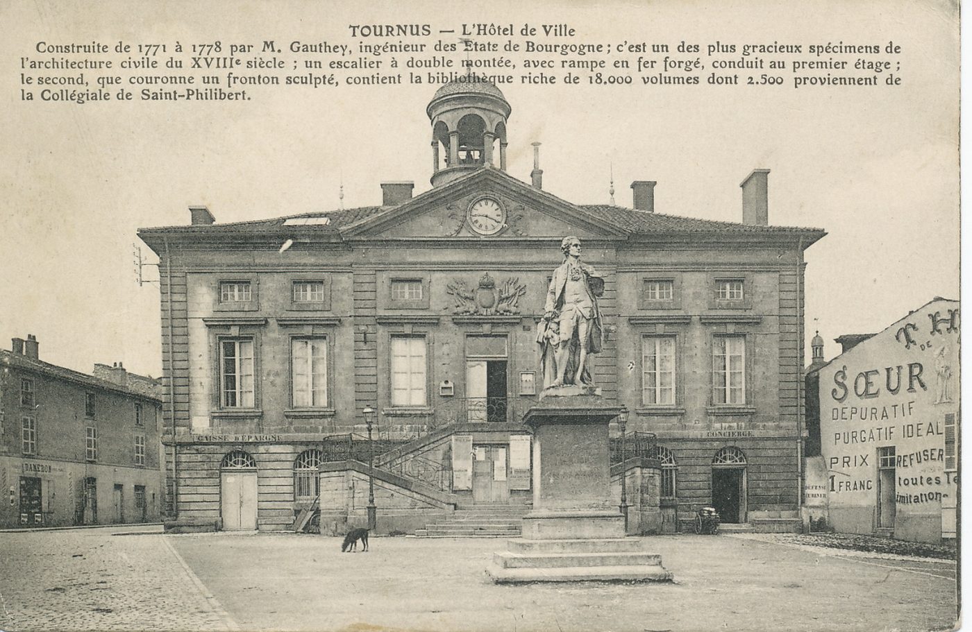 Tournus. L'hôtel de ville. Construite de 1771 à 1778 par M. Gauthey, ingénieur des Etats de Bourgogne ; c'est un des plus gracieux spécimens de l'architecture civile du XVIIIe s ; un escalier à double montée, avec rampe en fer forgé, conduit au premier étage ; le second, que couronne un fronton sculpté, contient la bibliothèque riche de 18 000 volumes dont 2500 proviennent de la collégiale de Saint-Philibert.