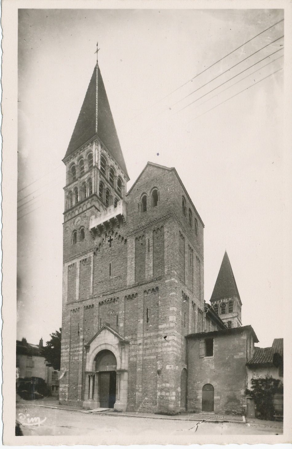Tournus. Eglise Saint-Philibert (Mon. hist). Construite du IXe au XIIe s, les travaux auraient été commencés vers 928 par Aymin, après l'incendie de la première église et successivement continués par l'abbé Henri (946), Etienne (970), l'abbé Wayo (1006). Survint à cette date un incendie qui nécessita la réfection des parties hautes des nefs. Les voûtes de la chapelle Saint-Michel seraient de l'abbé Saint-Ardain (1056), celles de la grande nef du choeur, transepts, clocher central furent refaites avant la seconde consécration de 1120, par le pape Calixte II.