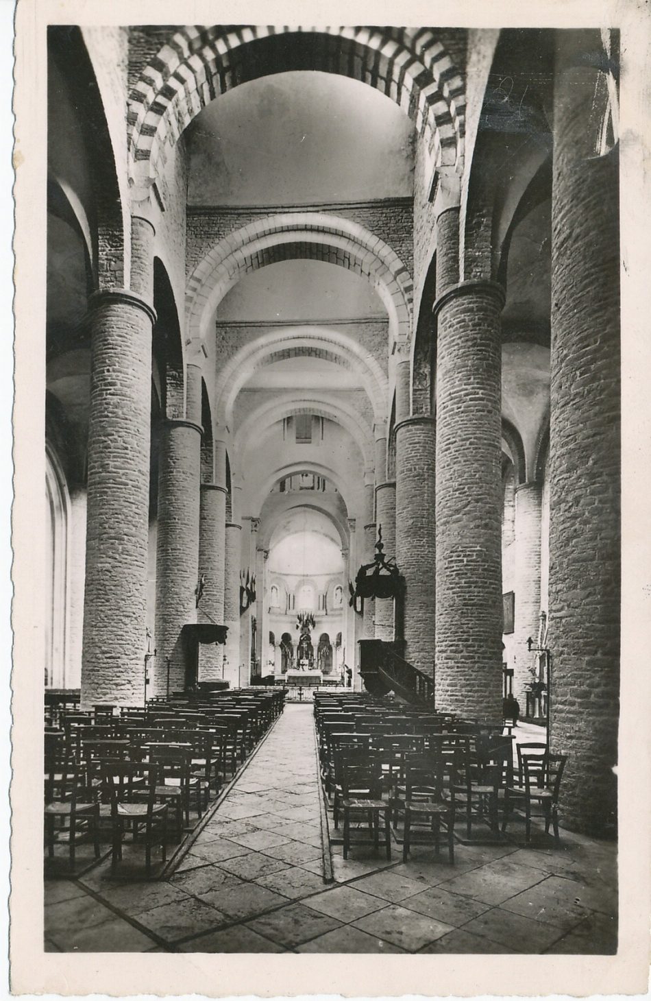 Tournus. Eglise Saint-Philibert, ancienne abbaye XIIe s. La nef vue du narthex.