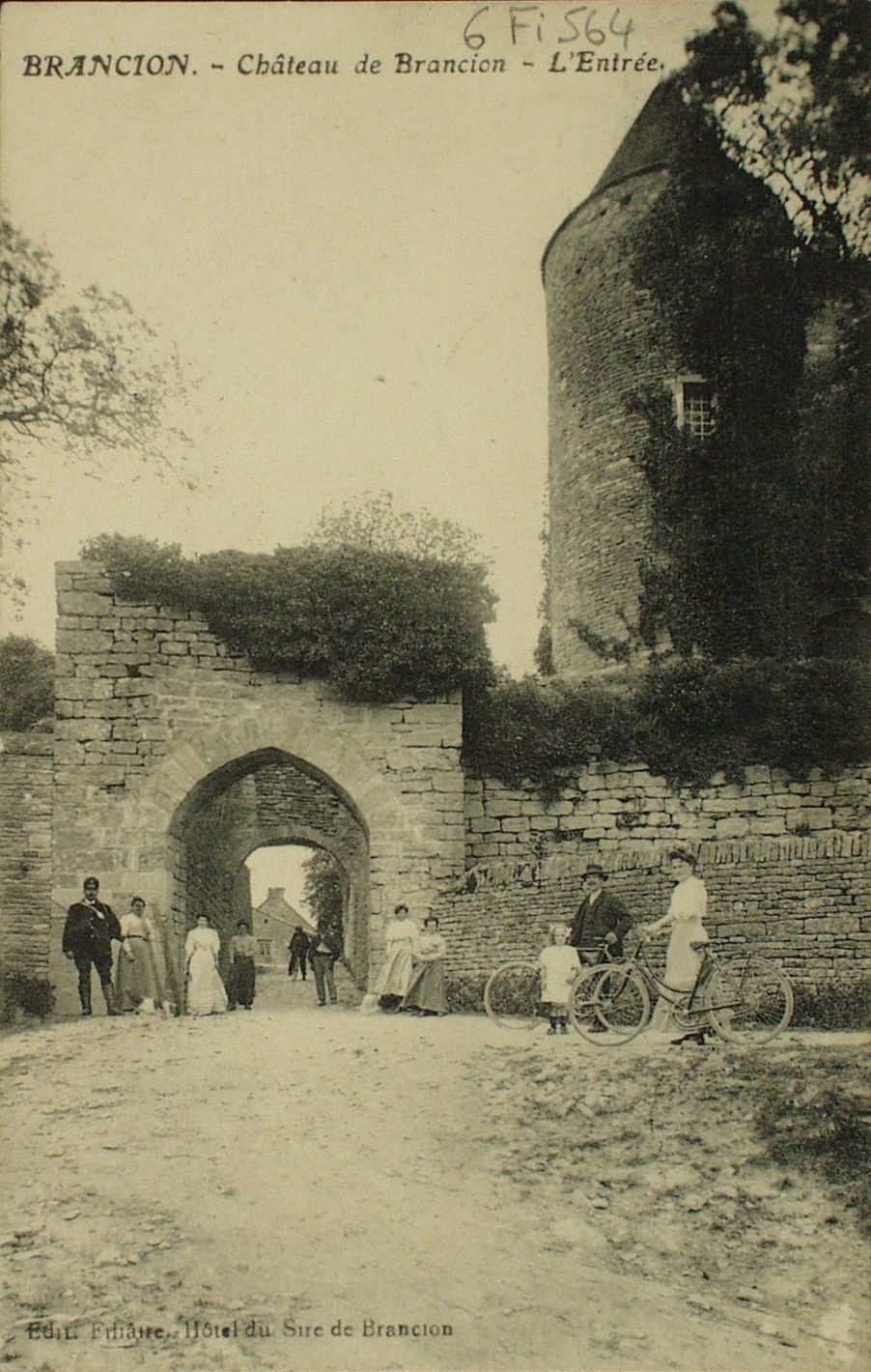 Brancion. Château de Brancion. L'entrée.