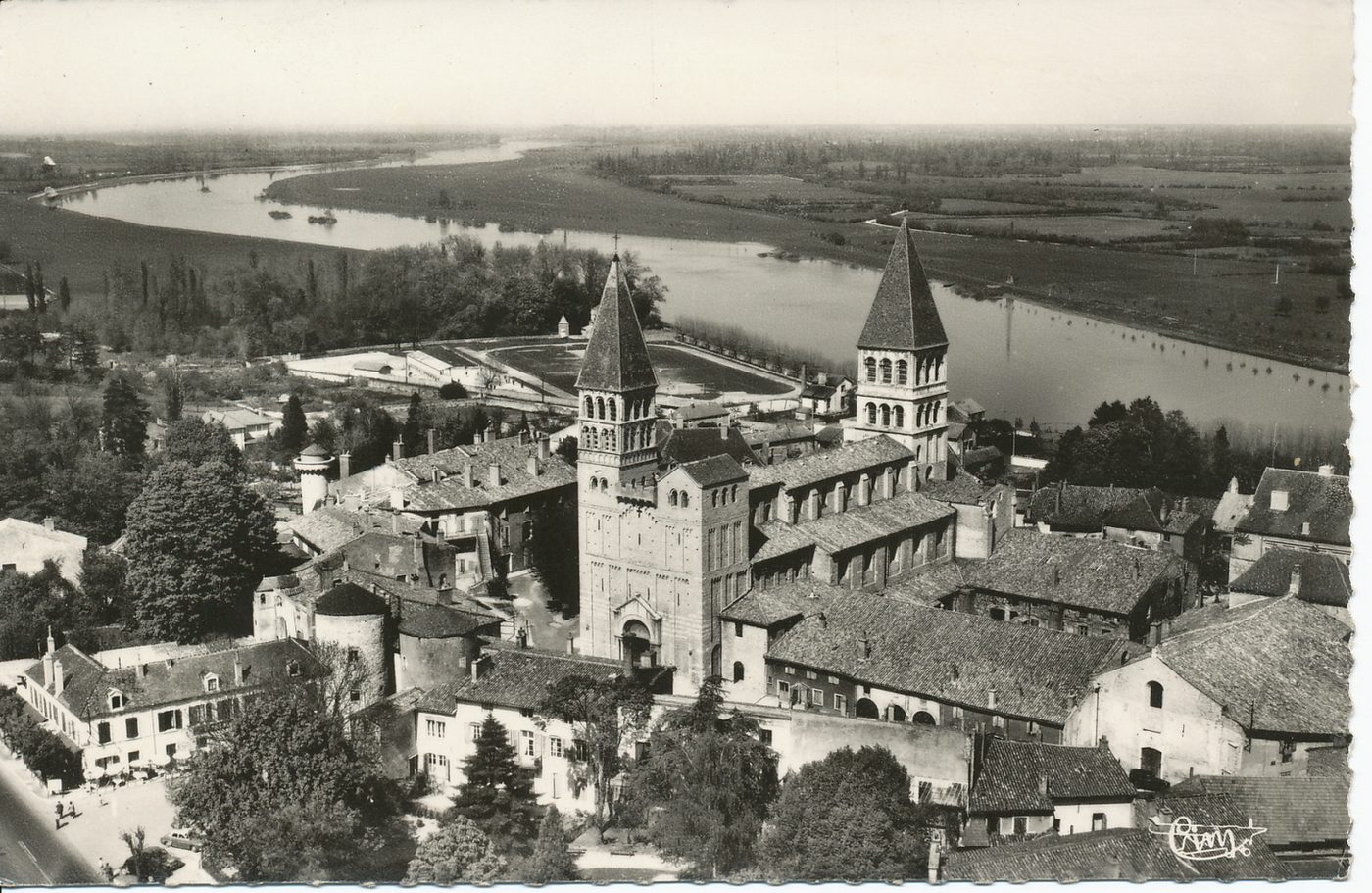 Tournus. L'église Saint-Philibert.