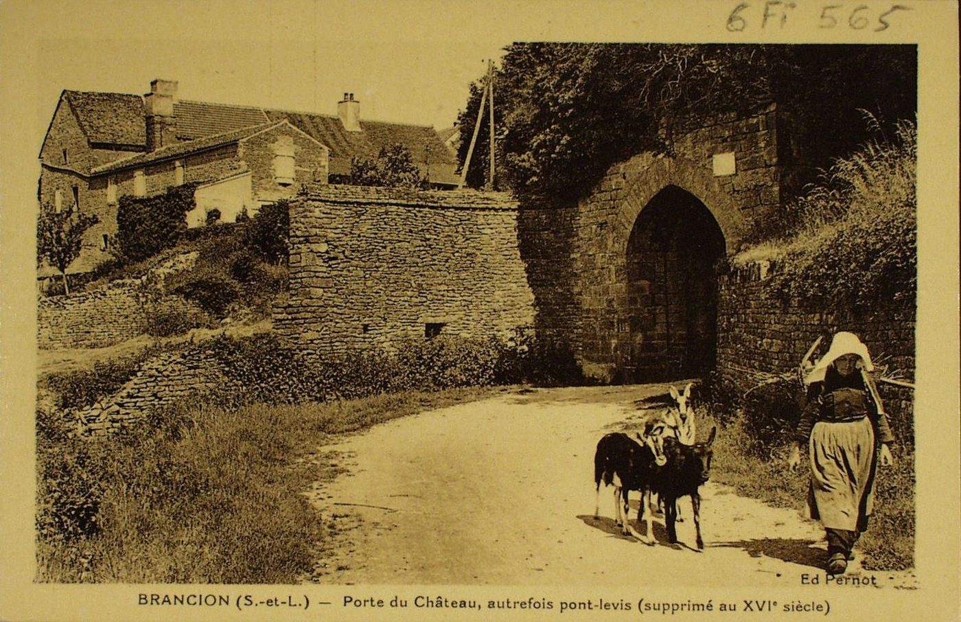 Brancion. Porte du château, autrefois pont-levis (supprimé au XVIe s.)