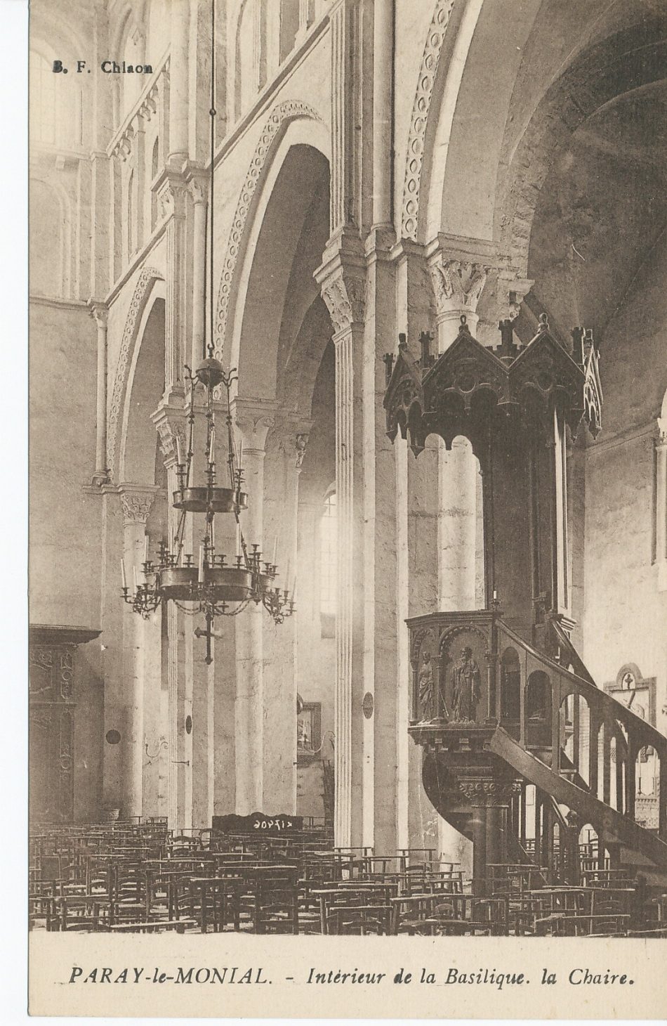 Paray-le-Monial. Intérieur de la basilique. La chaire.