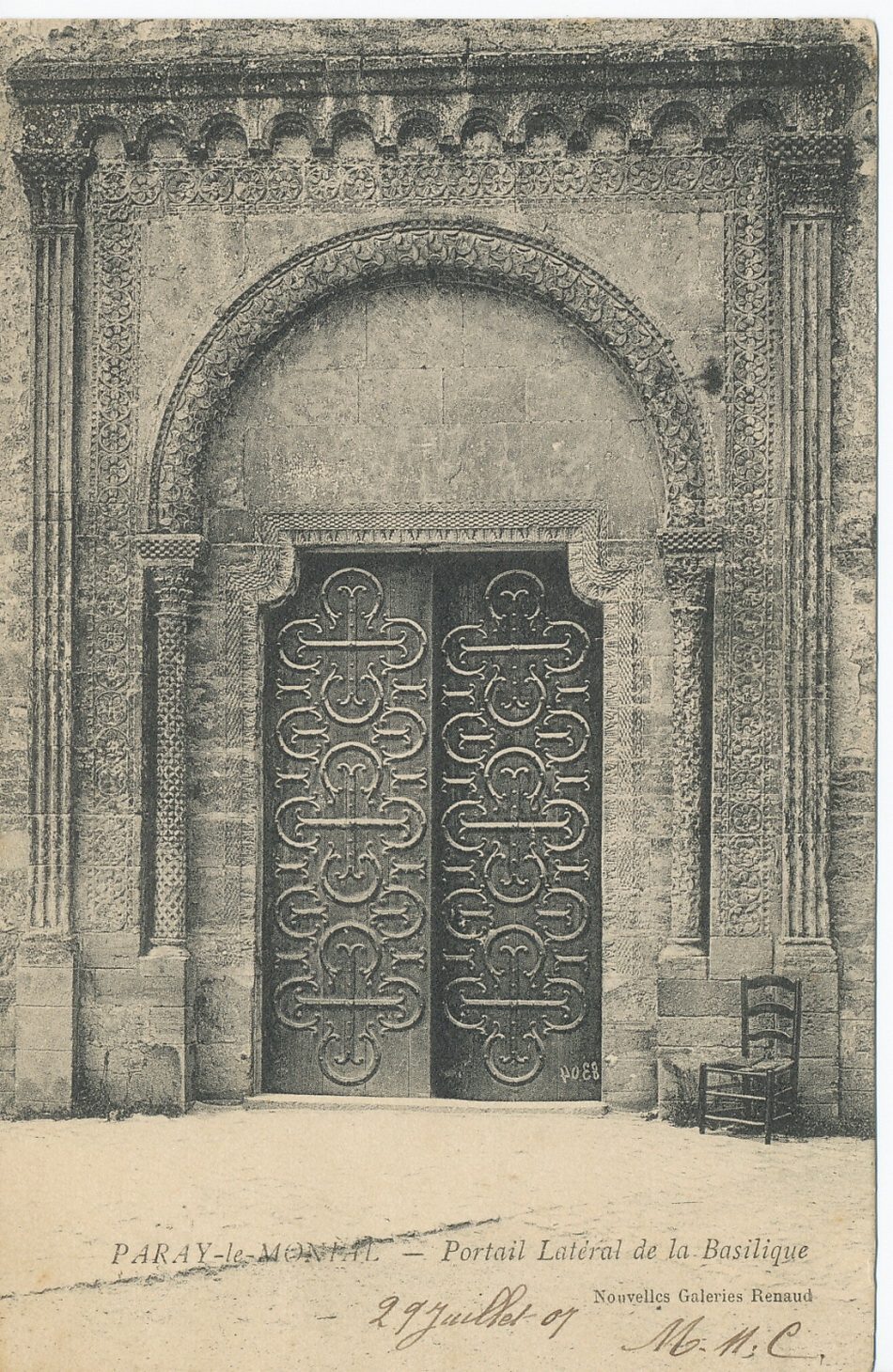 Paray-le-Monial. Portail latéral de la basilique.