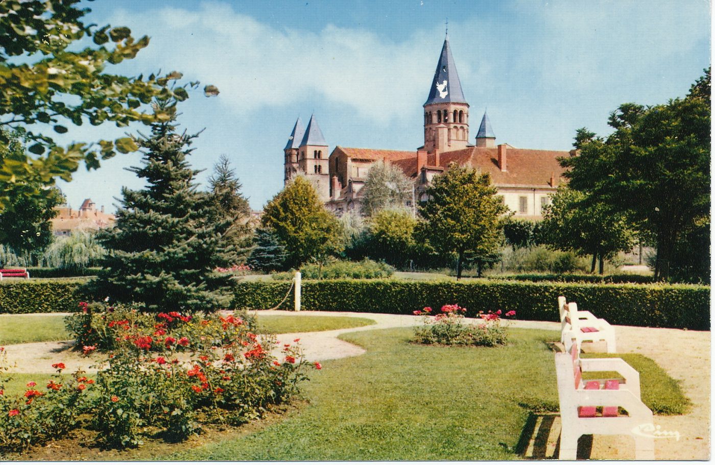 Paray-le-Monial. Basilique du Sacré-Coeur, vue du square.