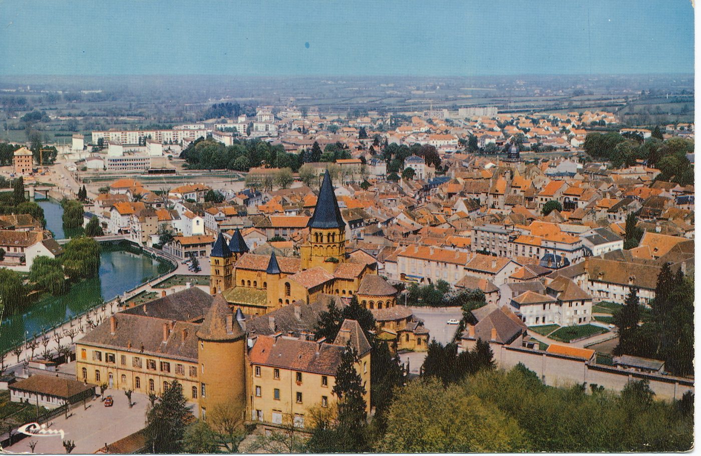 Paray-le-Monial. Vue générale aérienne.