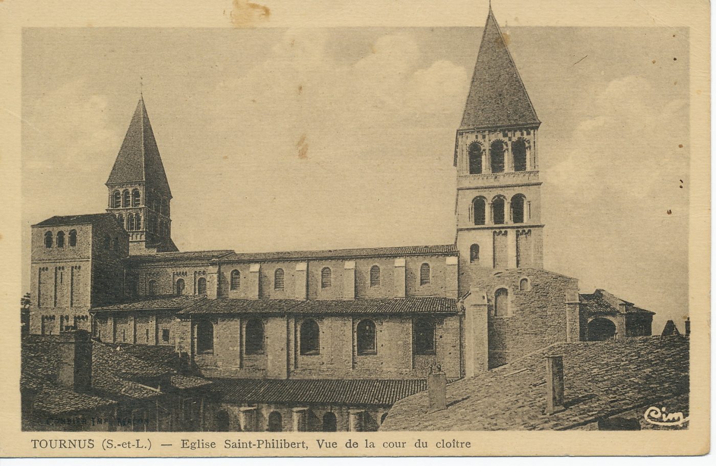Tournus. Eglise Saint-Philibert. Vue de la cour du cloître.