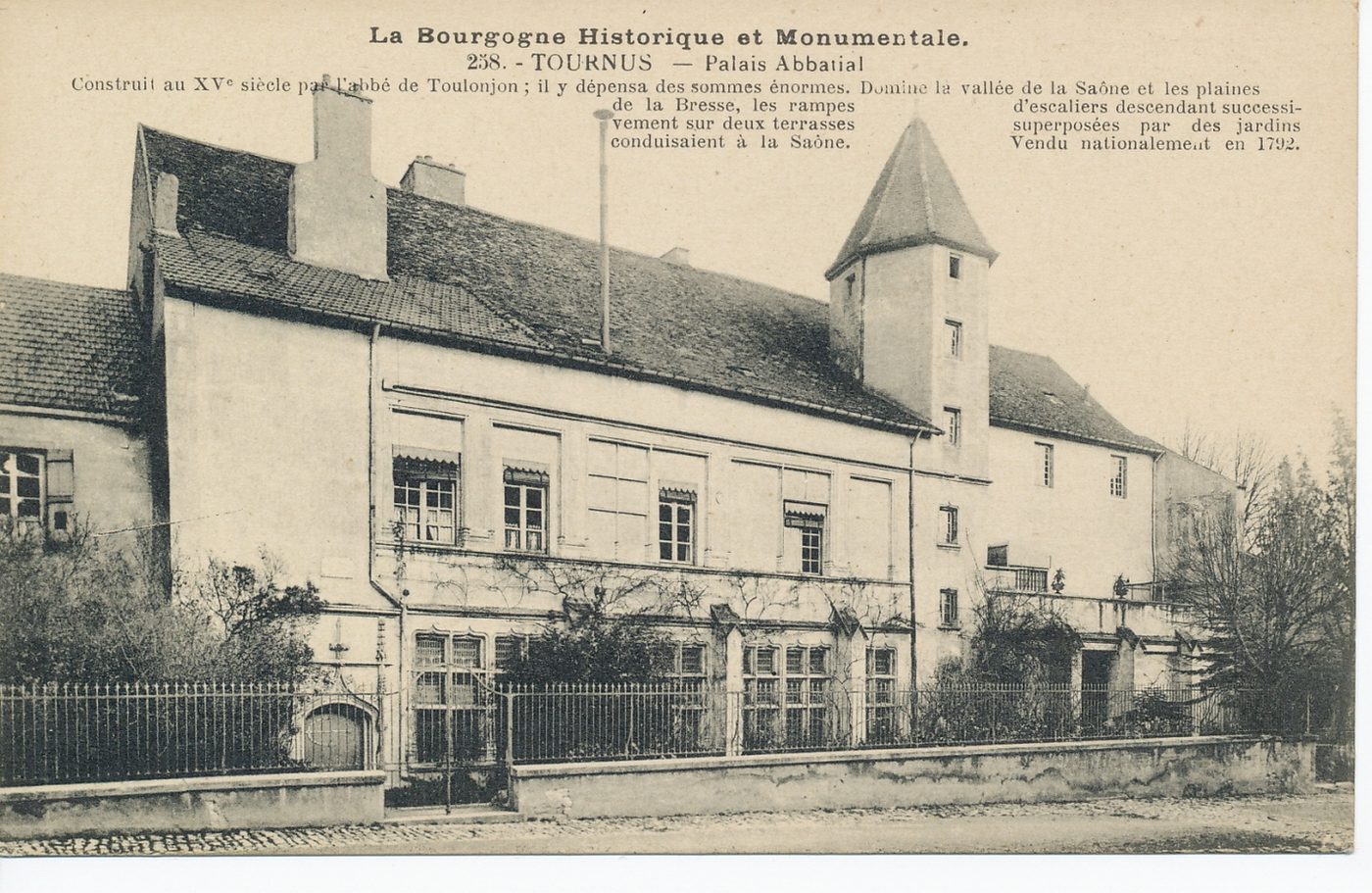 La Bourgogne historique et monumentale. Tournus. Palais abbatial. Construit au XVè s. par l'abbé de Toulonjon ; il y dépensa des sommes énormes. Domine la vallée de la Saône et les plaines de la Bresse, les rampes d'escaliers descendant successivement sur deux terrasses superposées par des jardins conduisaient à la Saône. Vendu nationalement en 1792.