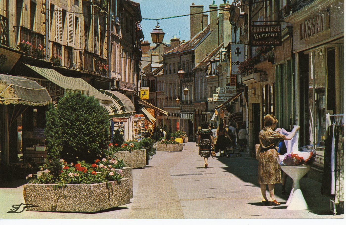 Autun. Rue piétonne.