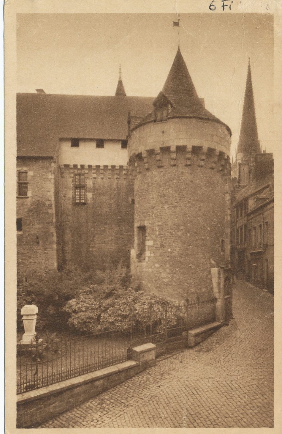 Autun. Hôtel Rolin. Tour de la porte des Bancs (Ve s.).