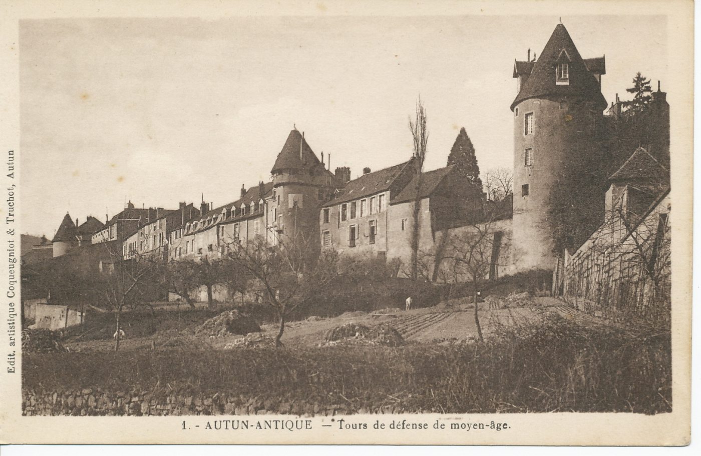 Autun antique. Tours de défense du Moyen Age.