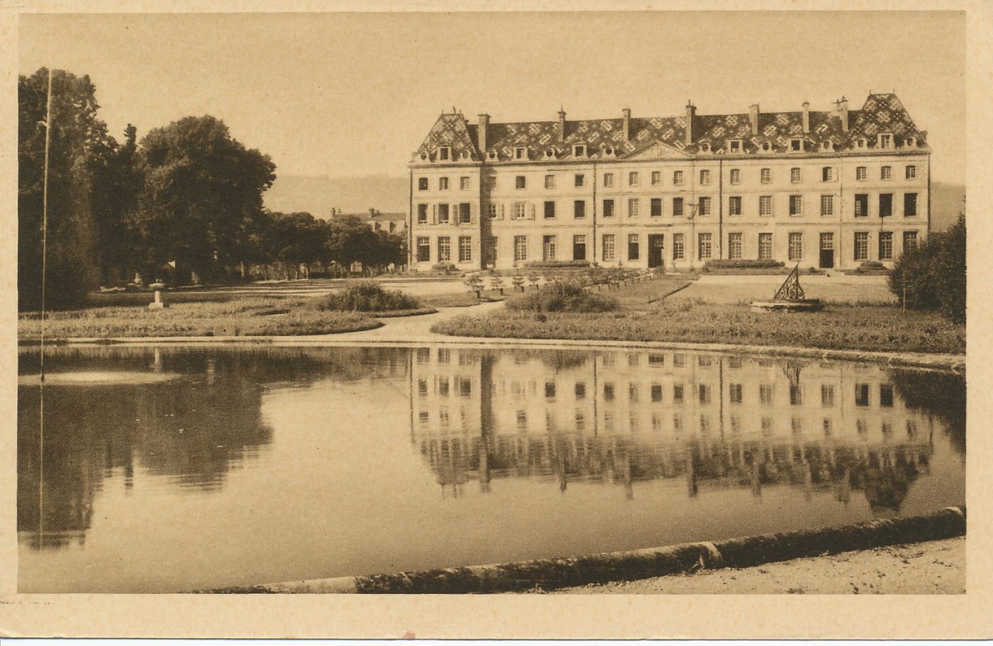 Autun antique. Ecole militaire préparatoire. Façade Est. Esplanade. La place d'eau.