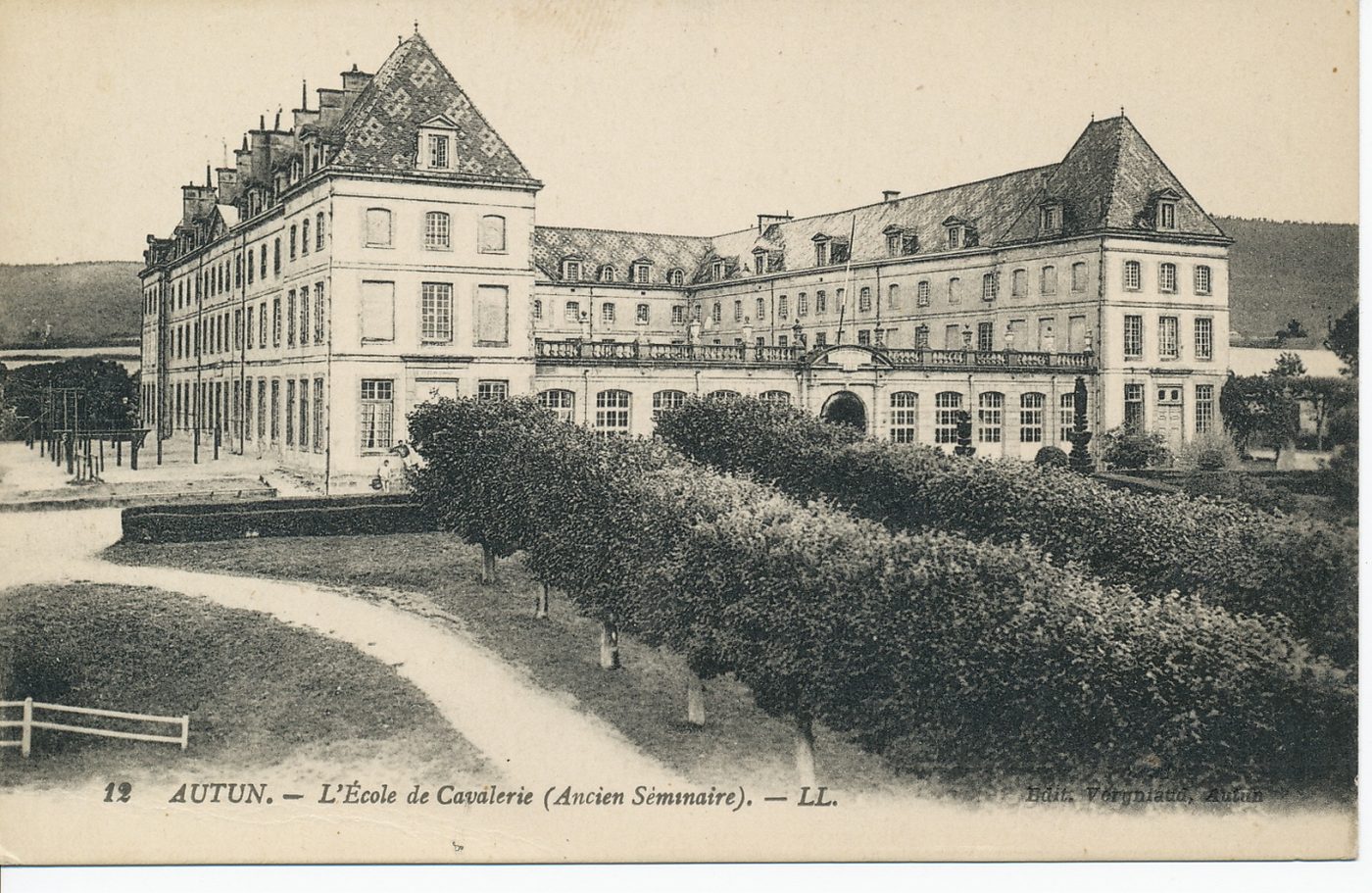 Autun. L'école de cavalerie (ancien séminaire).