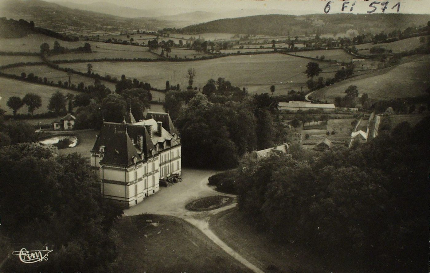 Brandon. Vue aérienne. Château d'Esmyards.