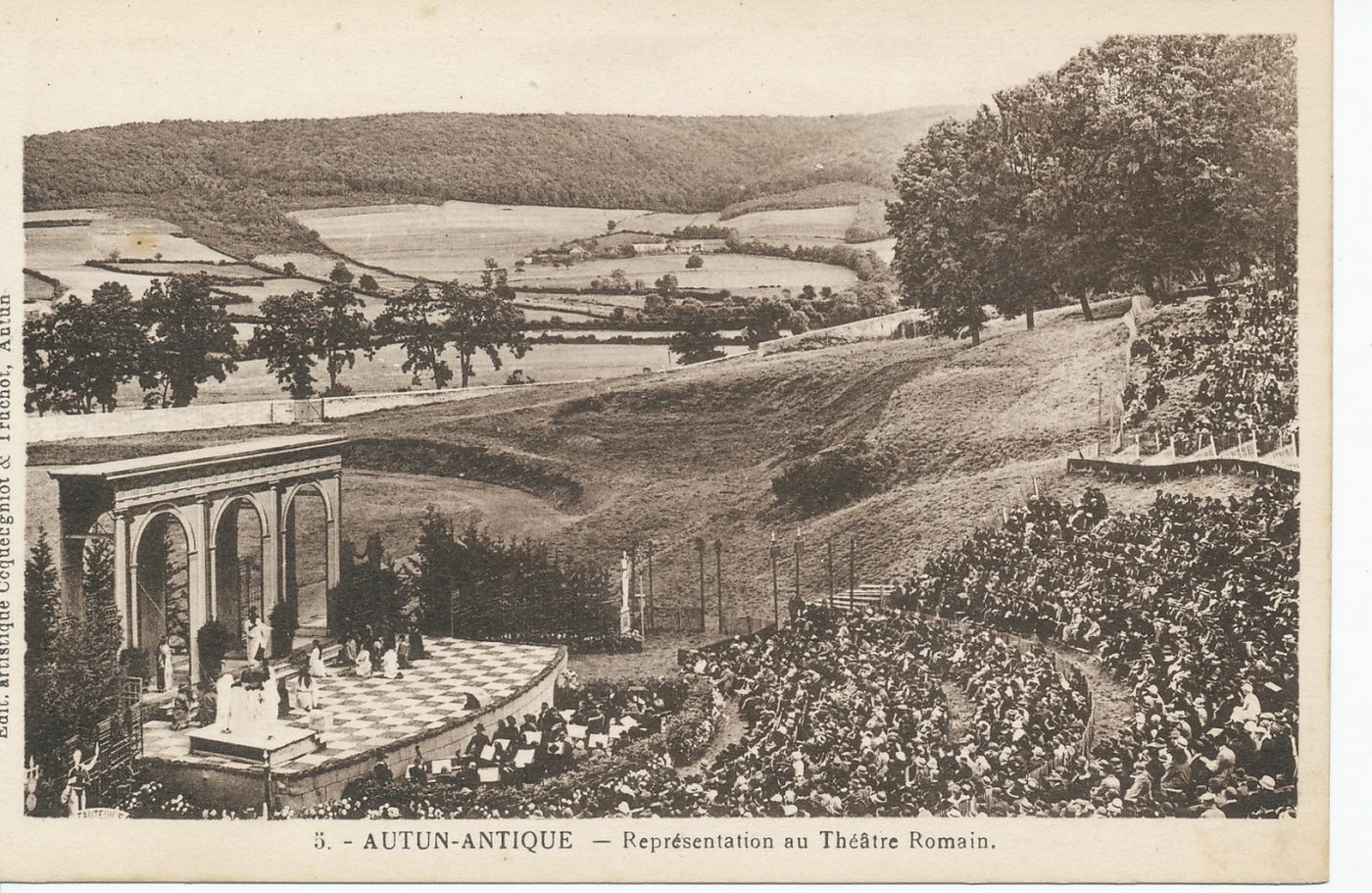 Autun antique. Représentation au théâtre romain.