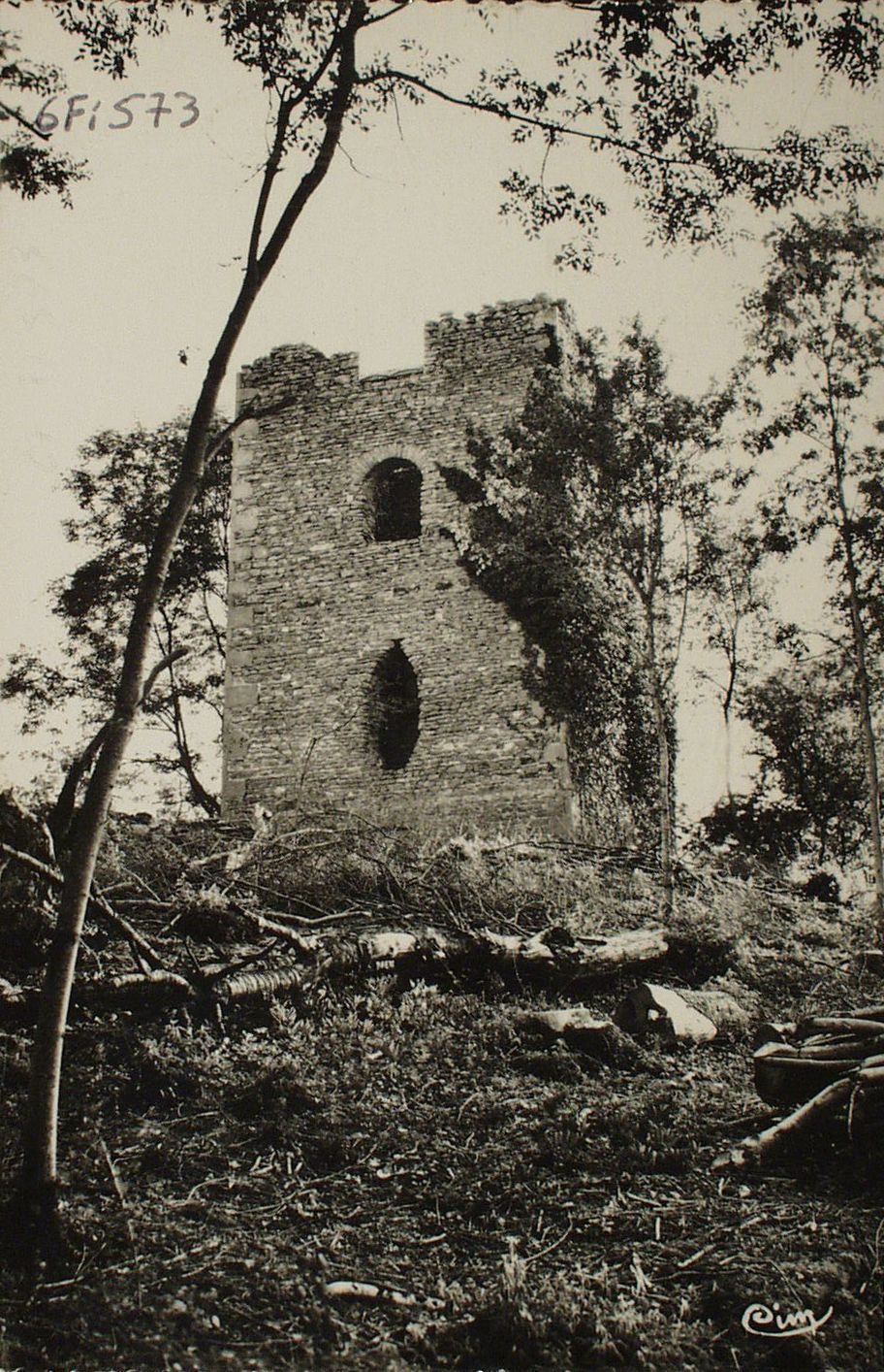 La Bourgogne historique et monumentale. Brandon. Montagne d'Aoust, la Tour. L'abbaye de Cluny, attribue à César un camp ou un poste militaire romain, au sommet de cette jolie petite colline. Ce poste aurait eu pour destination un fanal et les légions romaines y auraient établi des signaux de correspondance entre Beaujeu, Cluny et Suin.