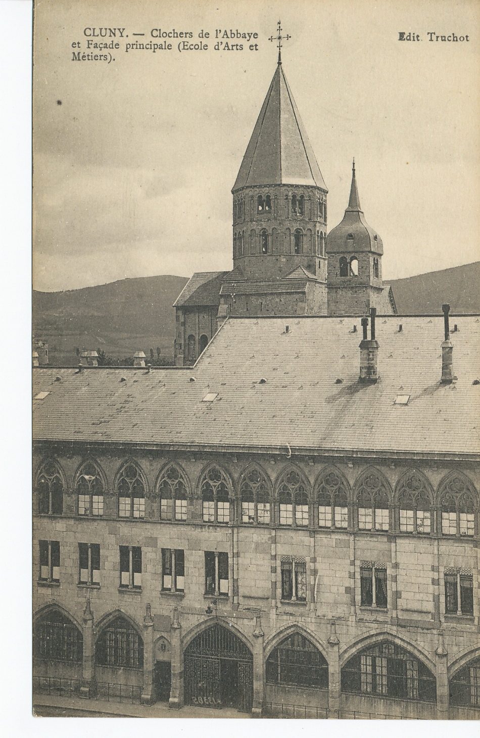 Cluny. Clochers de l'abbaye et façade principale (école d'arts et métiers).