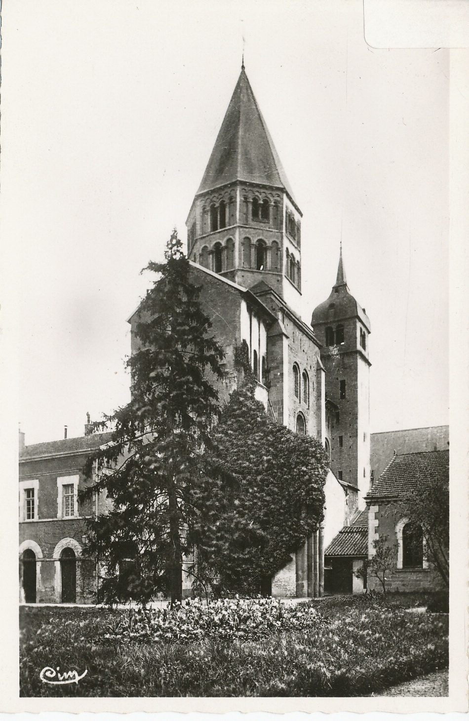Cluny. Clocher de l'Eau Bénite et tour de l'Horloge.